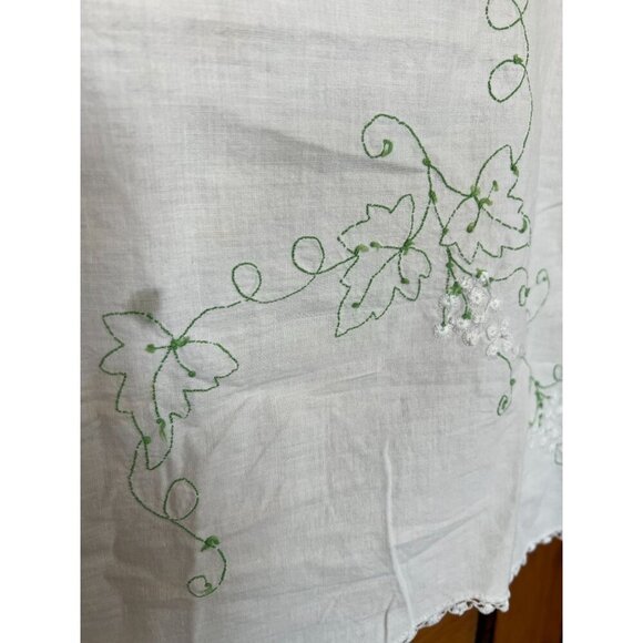Vintage Embroidered Tablecloth With Leaf & Vine Design 30 x 30 lace edges - Picture 3 of 7
